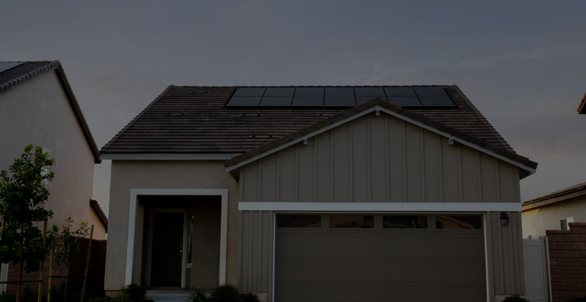 Imagen de fondo de una casa con paneles solares en el techo.
