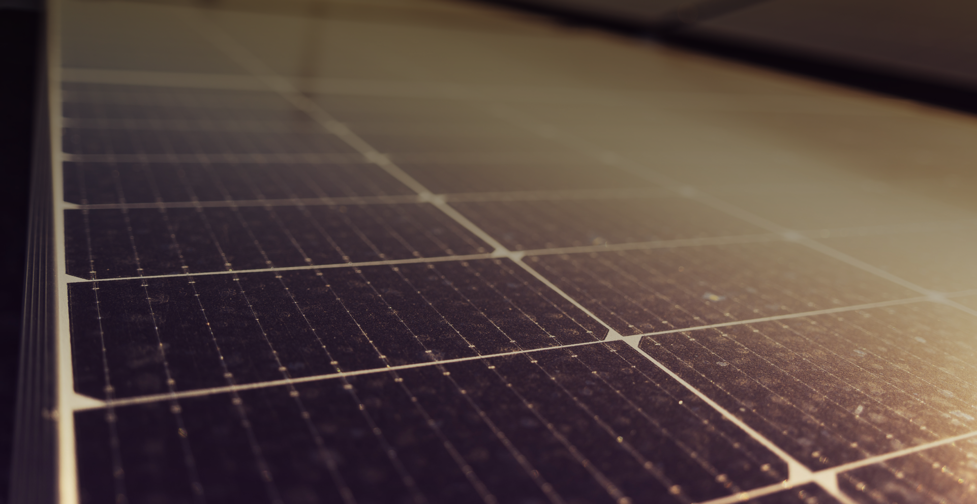 Imagen de fondo de la página, se aprecia un panel solar desde cerca.