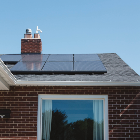 Casa de ladrillos con paneles solares en el techo