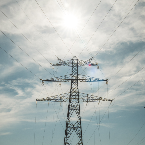 Imagen de una torre de alta tensión.